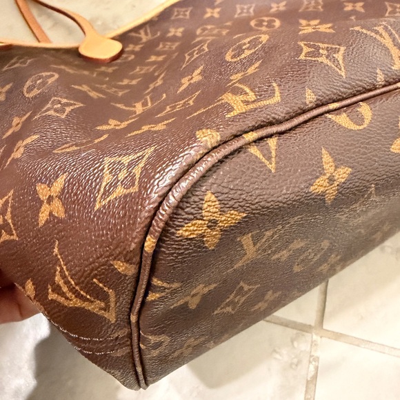 Louis Vuitton Monogram Neverfull MM - Picture 11 of 17